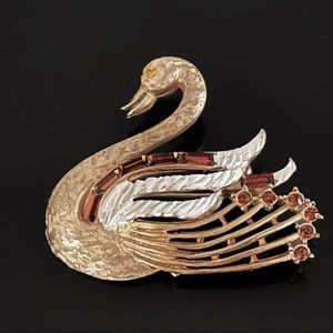 🦢 Stunning VTG Sawn Brooch w rhinestones